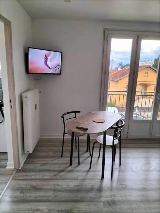 Appartement Avec Balcon Et Parking Prive Roanne Exterior foto