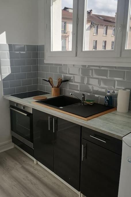Appartement Avec Balcon Et Parking Prive Roanne Exterior foto